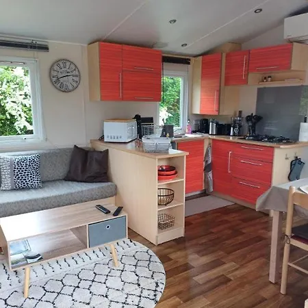 Les Salineens אתר קמפינג *